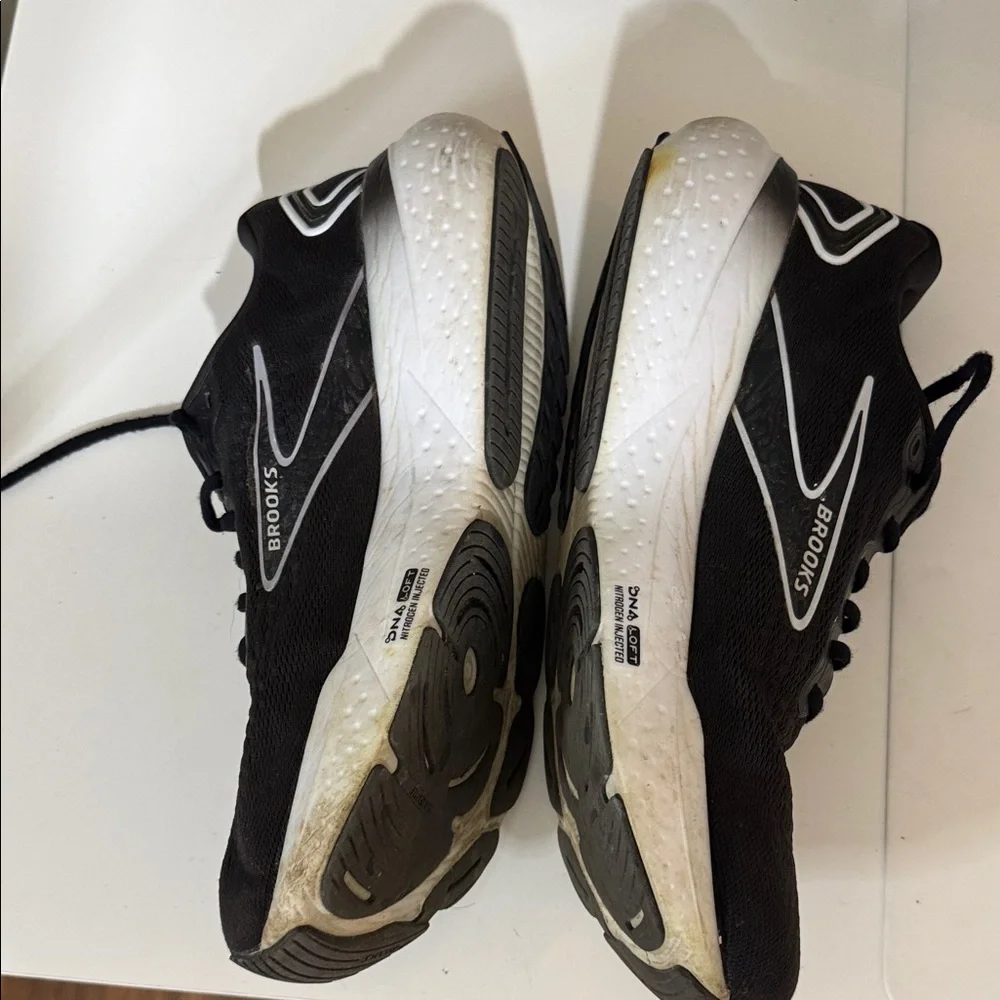 Brooks Glycerin 21 Black and White Athletic Shoes